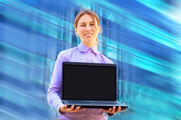 Lycka affärskvinna med laptop på blured bakgrund — Stockfoto