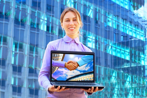 Bonheur femme d'affaires avec ordinateur portable sur fond bleu — Photo