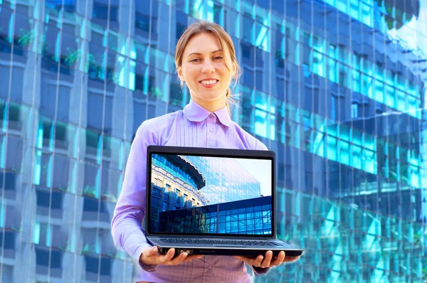 Ευτυχία γυναίκα των επιχειρήσεων με το φορητό υπολογιστή σε blured φόντο — Φωτογραφία Αρχείου