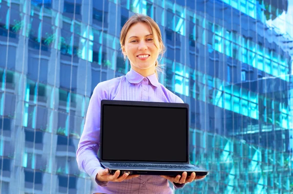 Lycka affärskvinna med telefon på business bakgrund — Stockfoto