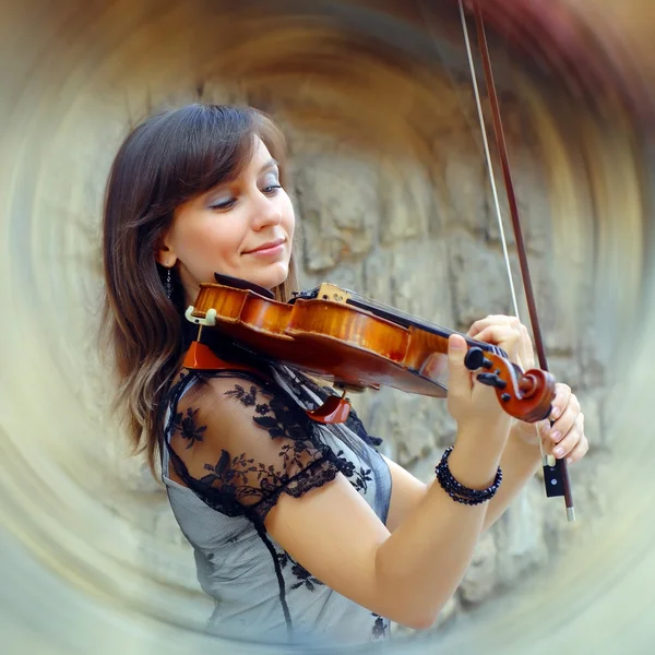Spelar violinisten på grunge bakgrund — Stockfoto