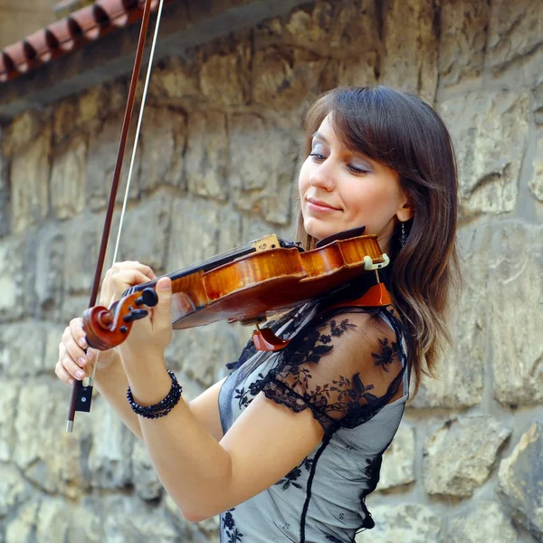 Playing violinist on the grunge background — Stock Photo, Image