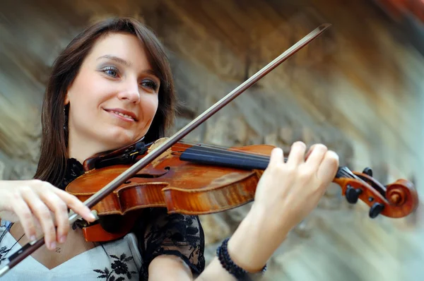 Playing violinist on the grunge background — Stock Photo, Image