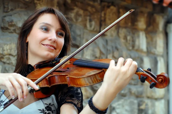 Играть на скрипке на фоне гранжа — стоковое фото