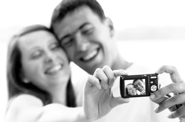 Un couple attrayant ensemble sur le fond blanc, en prenant un — Photo