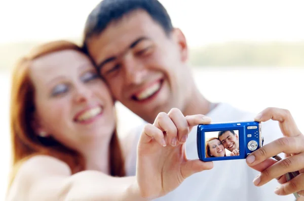 Una pareja atractiva juntos en el fondo blanco, tomando una — Foto de Stock