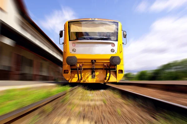 Comboio amarelo na velocidade exterior — Fotografia de Stock
