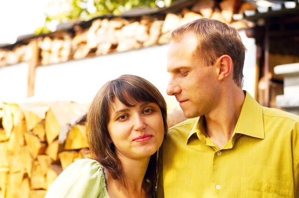 Jovem feliz sorrindo casal atraente juntos ao ar livre — Fotografia de Stock