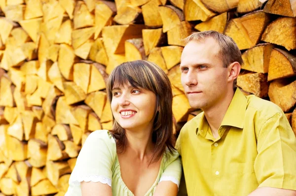 Joven feliz sonriendo atractiva pareja juntos al aire libre —  Fotos de Stock