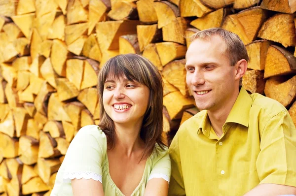 Mladí spokojený úsměv atraktivní pár spolu venku — Stock fotografie