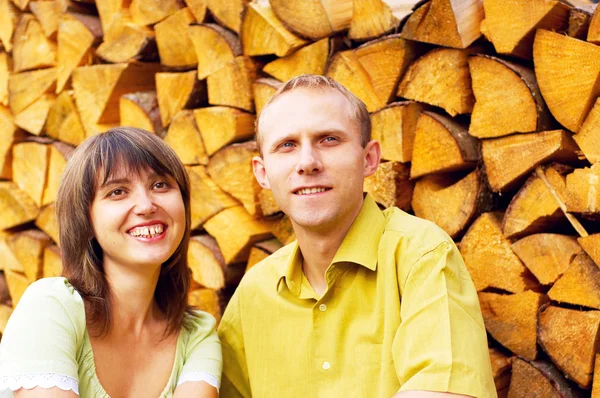 Unga glada leende attraktivt par tillsammans utomhus — Stockfoto