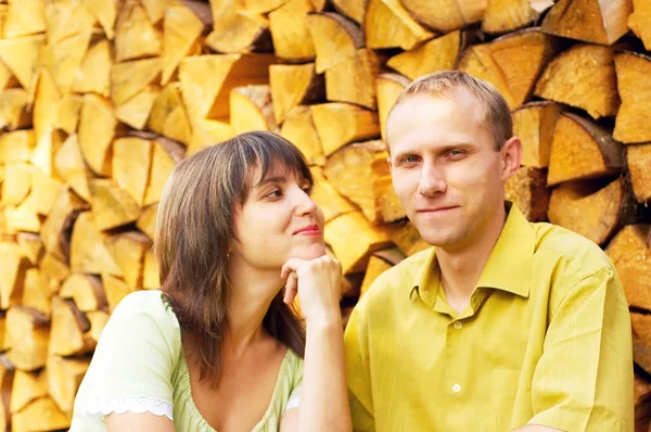 Mladí spokojený úsměv atraktivní pár spolu venku — Stock fotografie