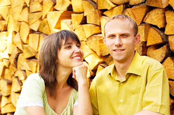 Jonge gelukkig lachend aantrekkelijke paar samen buitenshuis — Stockfoto