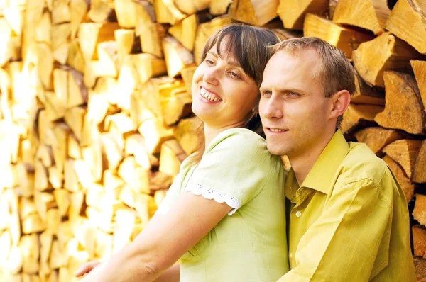 Joven feliz sonriendo atractiva pareja juntos al aire libre — Foto de Stock