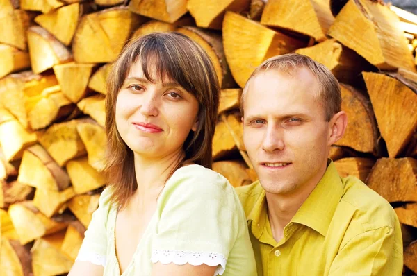 Joven feliz sonriendo atractiva pareja juntos al aire libre —  Fotos de Stock