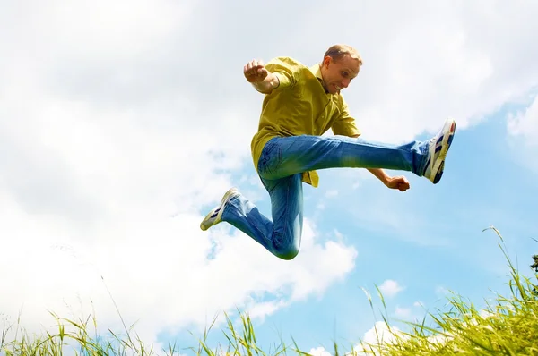 Zábavný muž ve skoku na venkovní pozadí — Stock fotografie