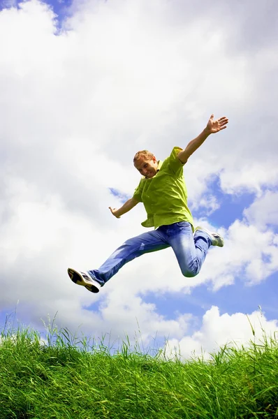 Homem divertido no salto sobre o fundo ao ar livre — Fotografia de Stock