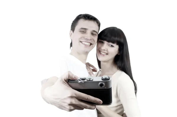Ζευγάρι νέων ομορφιά με φωτογραφική μηχανή φωτογραφιών που απομονώνονται σε λευκό φόντο — Φωτογραφία Αρχείου