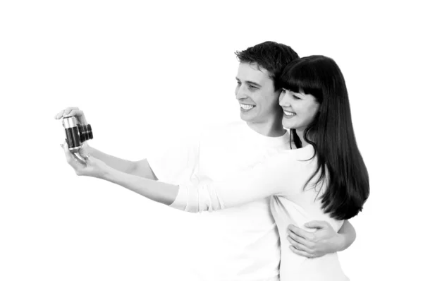 Ζευγάρι νέων ομορφιά με φωτογραφική μηχανή φωτογραφιών που απομονώνονται σε λευκό φόντο — Φωτογραφία Αρχείου