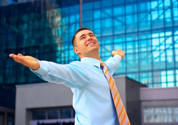 Empresário feliz em pé sobre o fundo do negócio — Fotografia de Stock