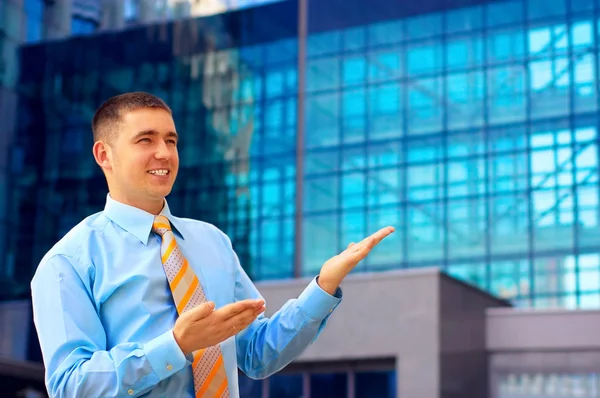 Empresário feliz em pé sobre o fundo do negócio — Fotografia de Stock