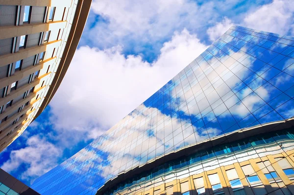 Verksamheten byggnader arkitektur på himmel bakgrund — Stockfoto