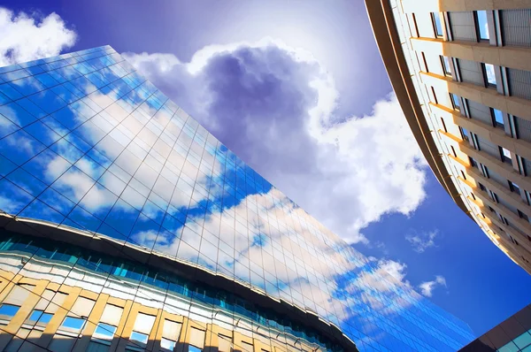 Obchodní budovy architektura na pozadí oblohy — Stock fotografie