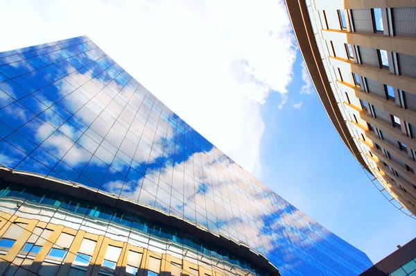 İş binaları mimari gökyüzü arka plan üzerinde — Stok fotoğraf