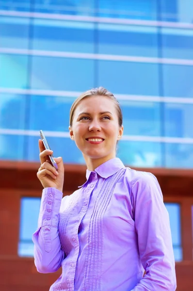 Счастливая деловая женщина на фоне бизнес-архитектуры — стоковое фото