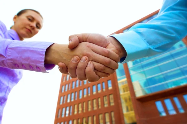 Пожатие рук двум бизнесменам — стоковое фото