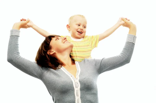 Filho nos ombros de sua mãe se divertindo — Fotografia de Stock