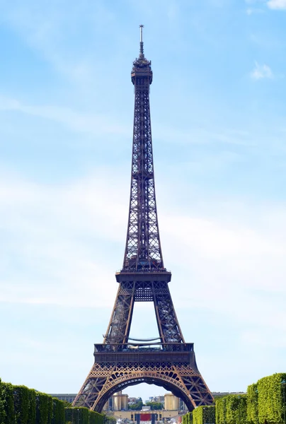 Der Eiffelturm ist eines der bekanntesten Wahrzeichen der Stadt. — Stockfoto
