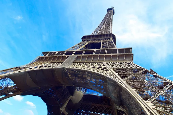 Der Eiffelturm ist eines der bekanntesten Wahrzeichen der Stadt. — Stockfoto