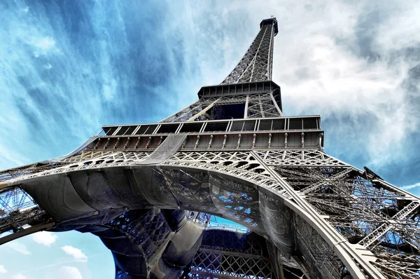 Эйфелева башня является одной из самых узнаваемых достопримечательностей в — стоковое фото