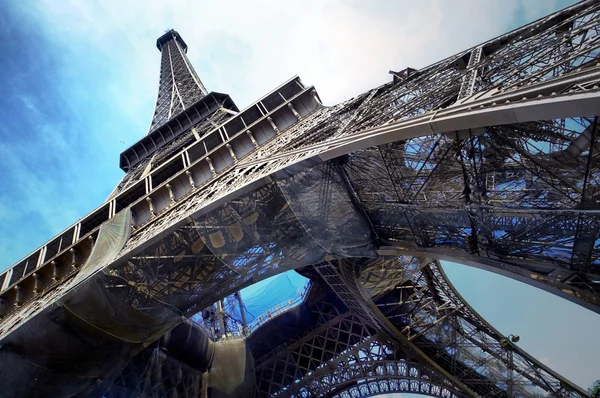 Eiffeltornet är en av de mest kända sevärdheterna i th — Stockfoto