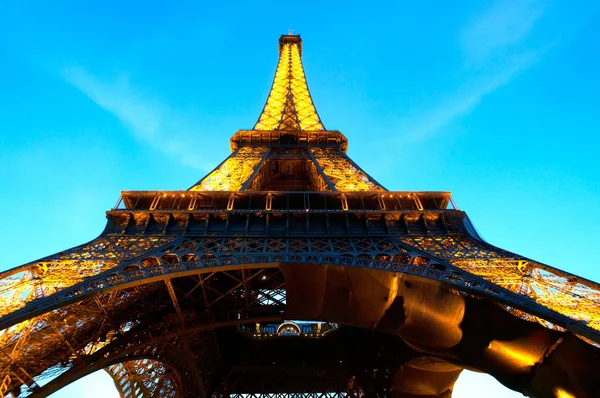 Paříž – 23. června: osvětlené Eiffelova věž na noční obloze červen 23, 2010 v pa — Stock fotografie