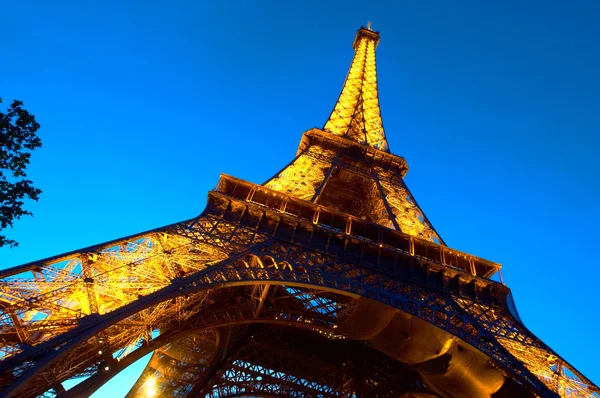 PARIS - JUNHO 23: Torre Eiffel iluminada no céu noturno 23 de junho de 2010 em Pa — Fotografia de Stock