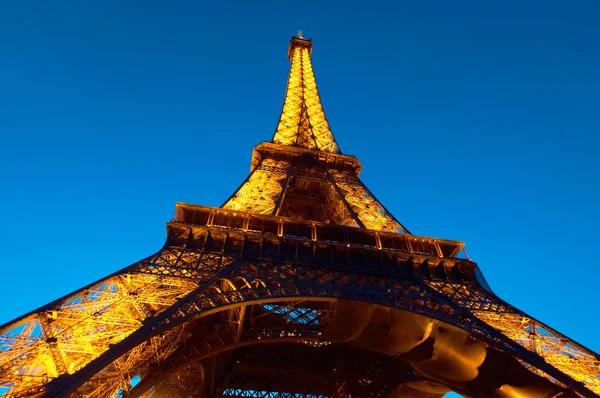 Paříž – 23. června: osvětlené Eiffelova věž na noční obloze červen 23, 2010 v pa — Stock fotografie
