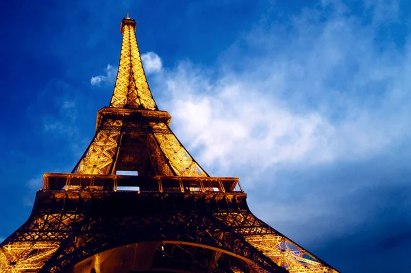 Paris - 23 juni: belyst Eiffeltornet på natthimlen 23 juni 2010 i pa — Stockfoto