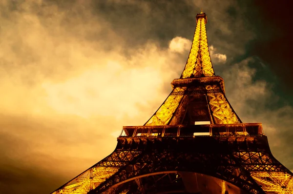 Paris - 23 juni: belyst Eiffeltornet på natthimlen 23 juni 2010 i pa — Stockfoto