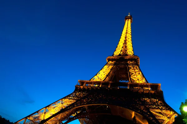 ПАРИЖ - ИЮНЬ 23: Освещенная Эйфелева башня на ночном небе 23 июня 2010 года в Па — стоковое фото