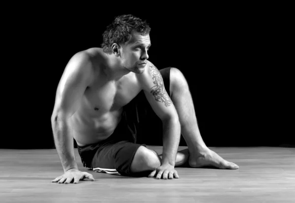 ジーンズで裸の筋肉の男性モデル — ストック写真