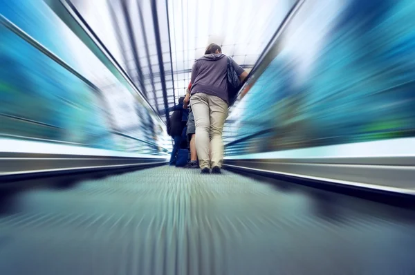 Passageiros com saco na escada rolante da estação ferroviária — Fotografia de Stock
