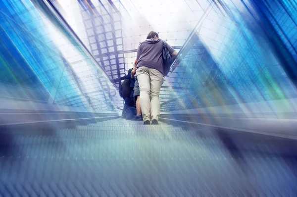 Reisende mit Tasche auf Bahnhofsrolltreppe — Stockfoto