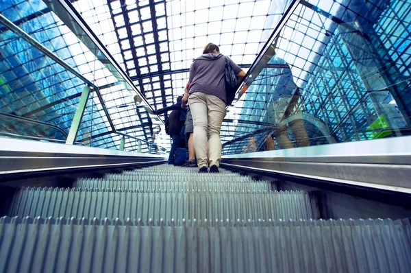 Passageiros com saco na escada rolante da estação ferroviária — Fotografia de Stock