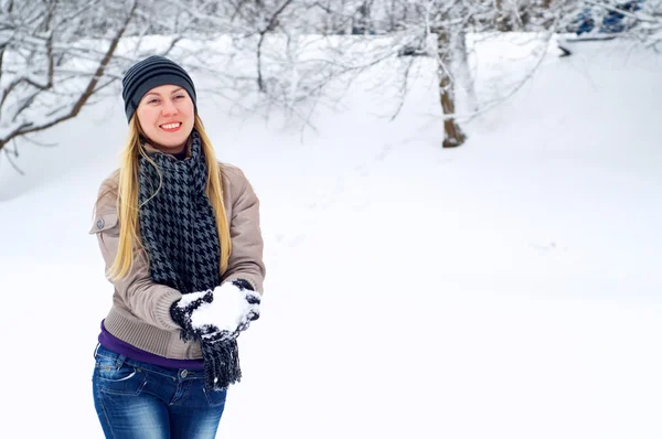 Joven feliz sonriente rubia chica al aire libre en invierno — Foto de Stock
