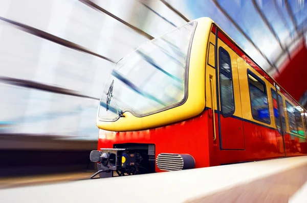 Поезд на скорости на железнодорожном вокзале — стоковое фото