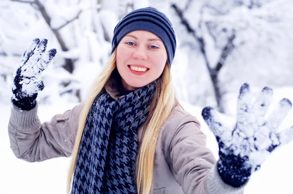 Joven feliz sonriente rubia chica al aire libre en invierno — Foto de Stock