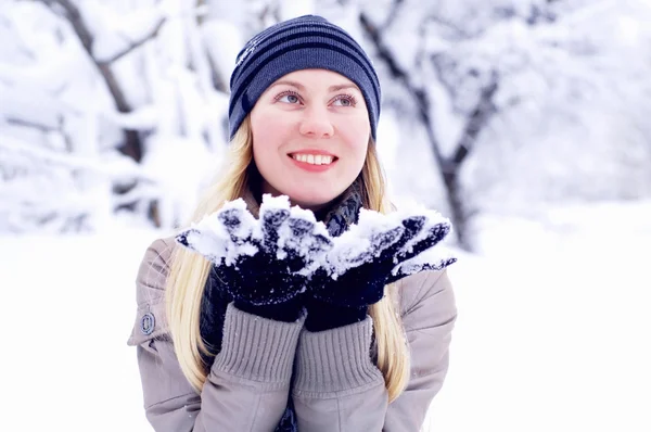 Mutlu gülümseyen sarışın kız kış açık — Stok fotoğraf