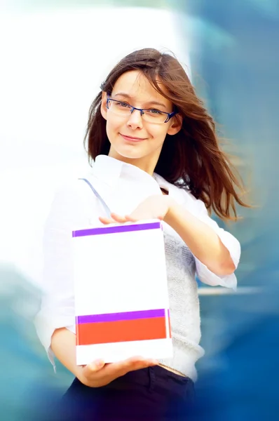 Blured 背景に幸せなビジネスの女性 — ストック写真